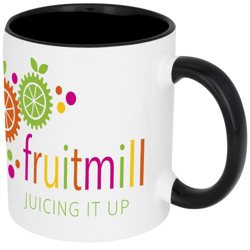 Taza blanca con interior y asa negras decorada con el logo colorido de Fruitmill y el eslogan Juicing It Up