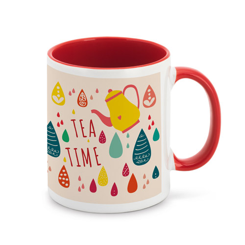 Taza blanca con interior y asa rojos, decorada con una tetera amarilla, gotas de colores y el texto Tea Time