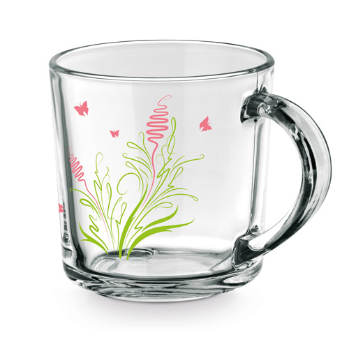 Taza de vidrio transparente con diseño floral verde y mariposas rosas.