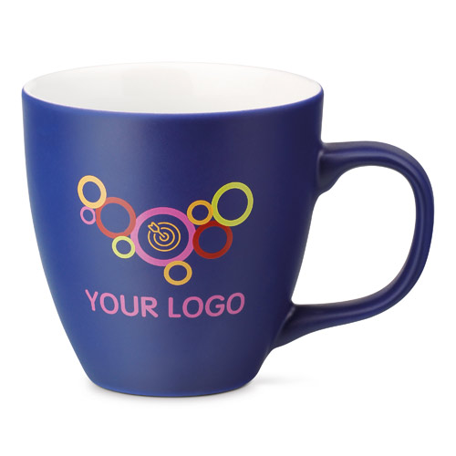 Taza azul con asa y logotipo de círculos de colores con texto Your Logo