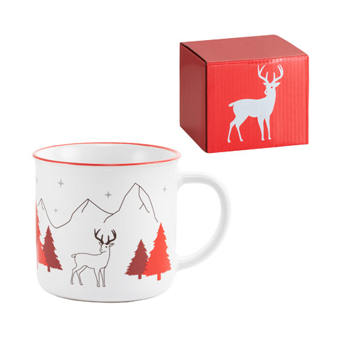 taza blanca con un ciervo y pinos rojos junto a una caja de regalo roja con silueta de ciervo